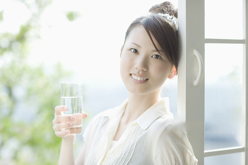 喝还原水有助于肠道健康